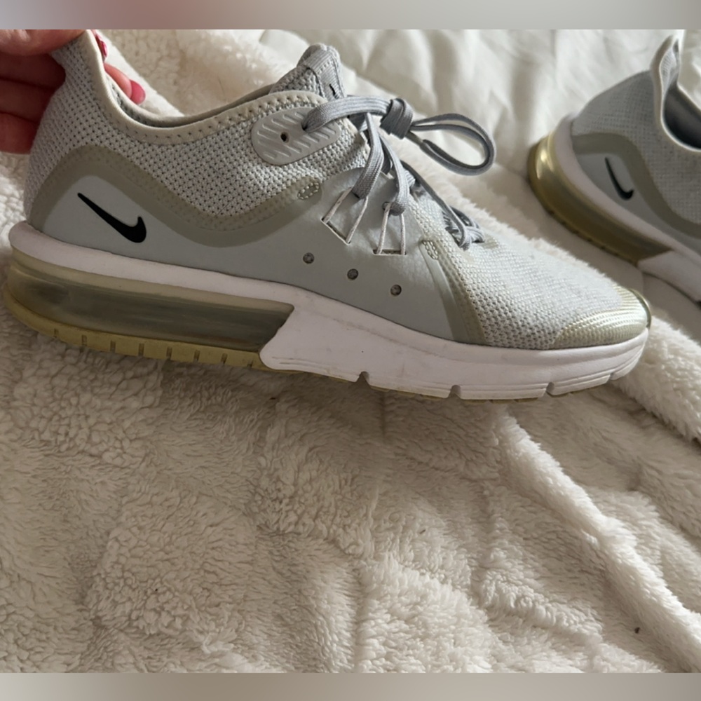 -Nike 
-Sneaker 
-Women’s 6.5
-Gray
-Easily cleaned